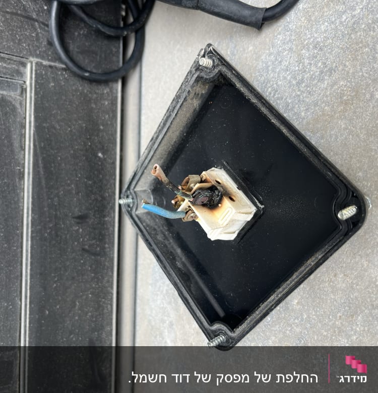 חיבורי חשמל חשופים על מכסה דוד שמש